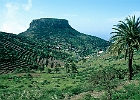 La Gomera, der Tafelberg la Fortaleza (1243 m) erhebt sich über der Ortschaft Cipude. Auch er zählt zur Gruppe de Roques und ist aus einem ehemaligen Vulcanschlot entstanden. Er gilt als ehemaliger magischer Berg der Ureinwohner, der Guanchen. : Palme, Tal